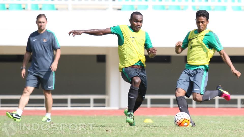 Aksi Zulfiandi (kanan) mendapat kawalan ketat dari rekannya pada seleksi tahap pertama Timnas Indonesia.